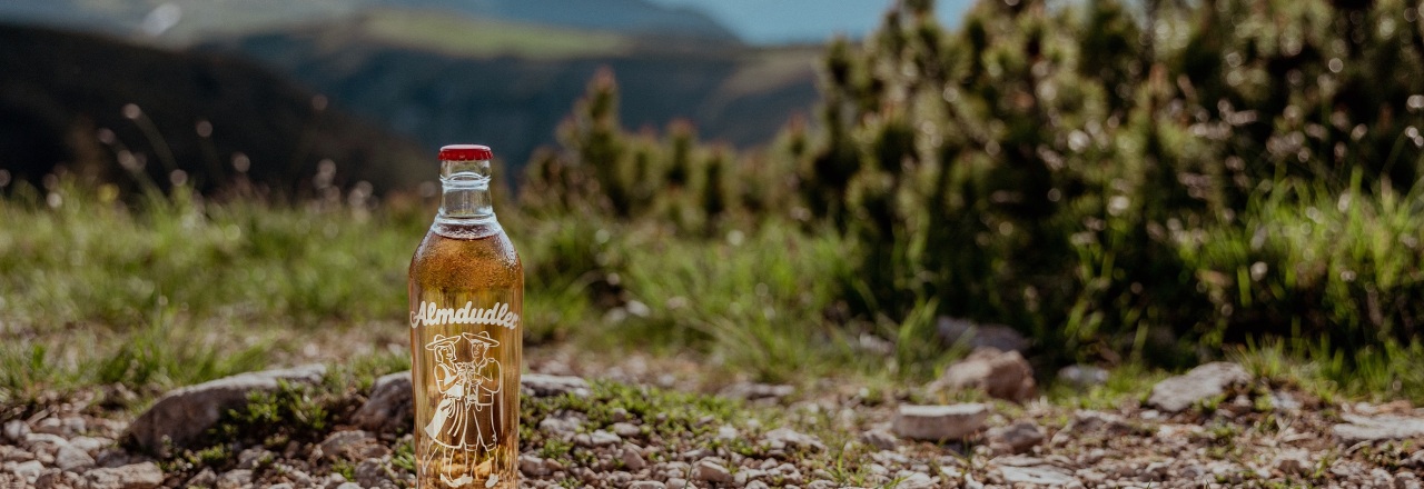 Mit Almdudler den Sommer und die Bergwelt genießen