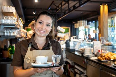 Ein Kaffeehaus, geführt von Schülern