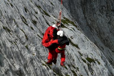 Ältere Frau stürzte 20 Meter in die Tiefe