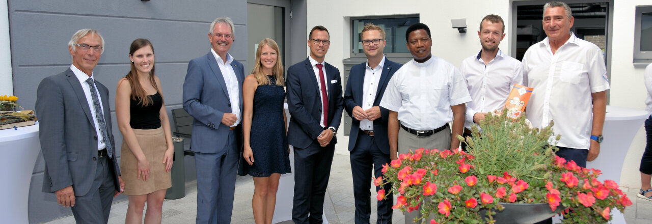 Steuerberater und Bäckereifiliale in einem Haus