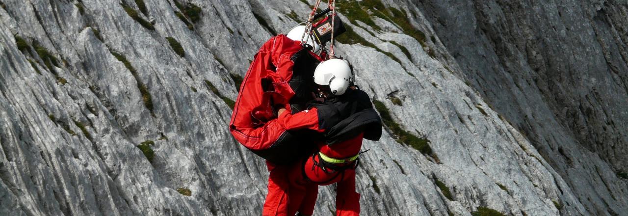 Ältere Frau stürzte 20 Meter in die Tiefe