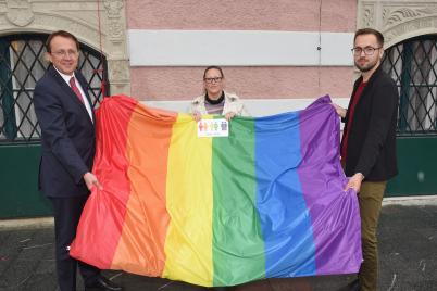 Regenbogenfahne am Rathaus