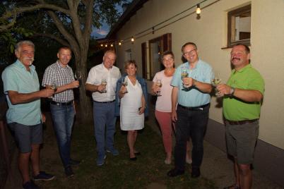 Retzerland Obrigkeiten zu Besuch beim Heurigen Schauaus