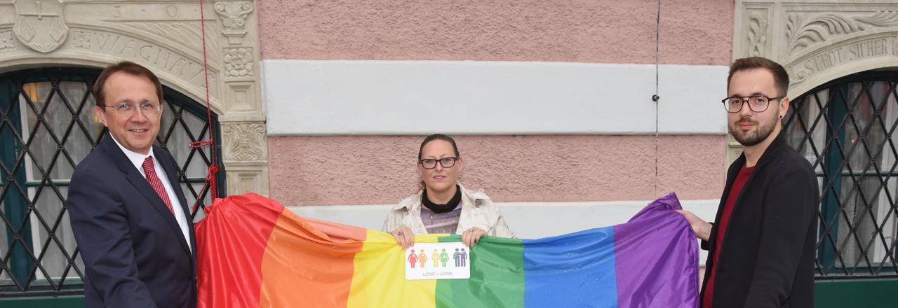 Regenbogenfahne am Rathaus