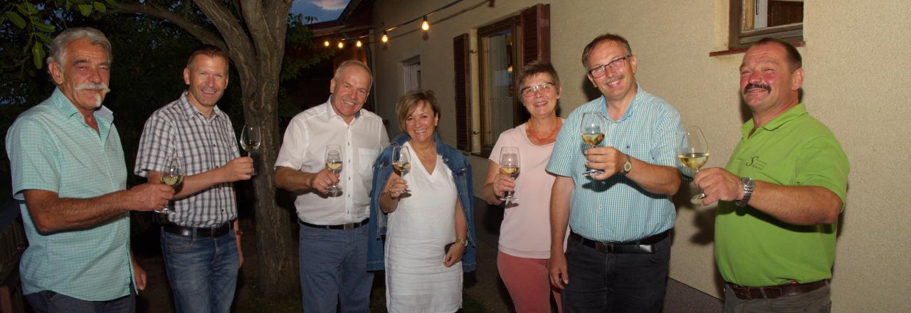 Retzerland Obrigkeiten zu Besuch beim Heurigen Schauaus