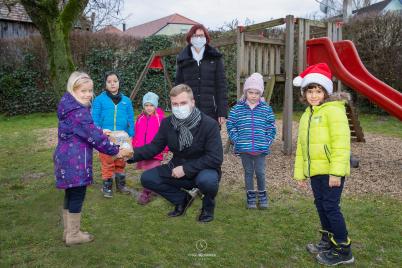 Bürgermeister verteilte Bio-Vogelfutter in den Kindergärten