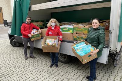 Bürger der Gemeinde Gaweinstal spendeten 90 Bananenschachteln voll Lebensmittel