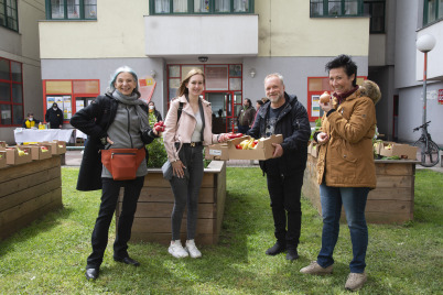 Schauspieler des Filmklassikers „Muttertag“ verteilen Obst und Gemüse