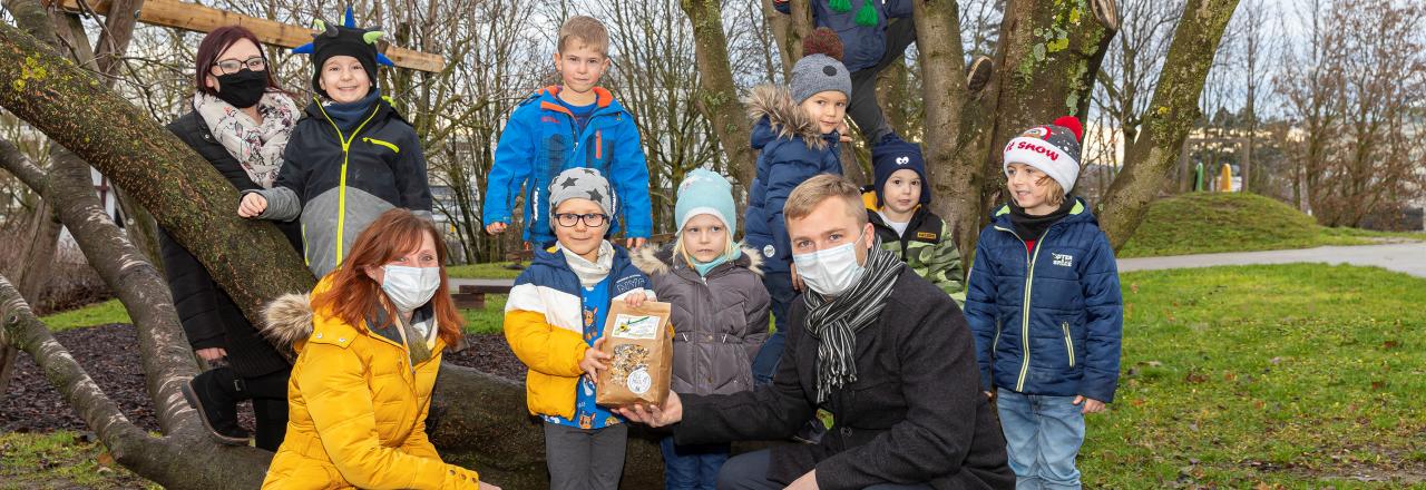 Bürgermeister verteilte Bio-Vogelfutter in den Kindergärten