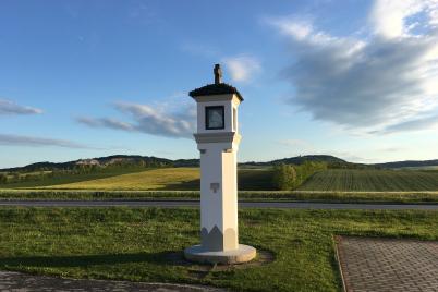 Bäckerkreuz und Fossilienstein saniert