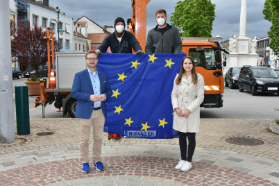 EU-Fahne weht vor dem Rathaus