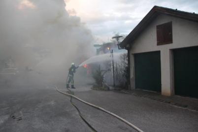 Eine Thujenhecke stand in Vollbrand in Pottenstein