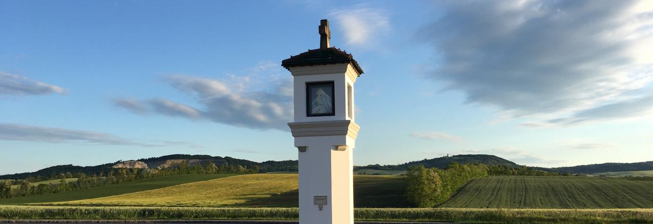 Bäckerkreuz und Fossilienstein saniert