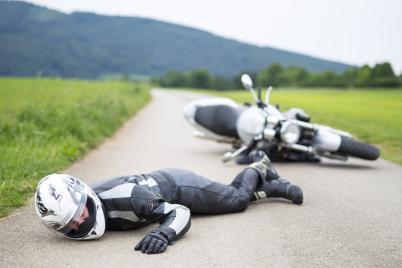 Helmabnahme nach Motorrad-Unfällen kann Leben retten