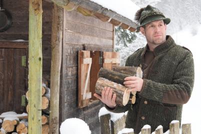 Die Waldböden versinken tief im Schnee, die Futterstellen müssen regelmäßig und gut befüllt werden.