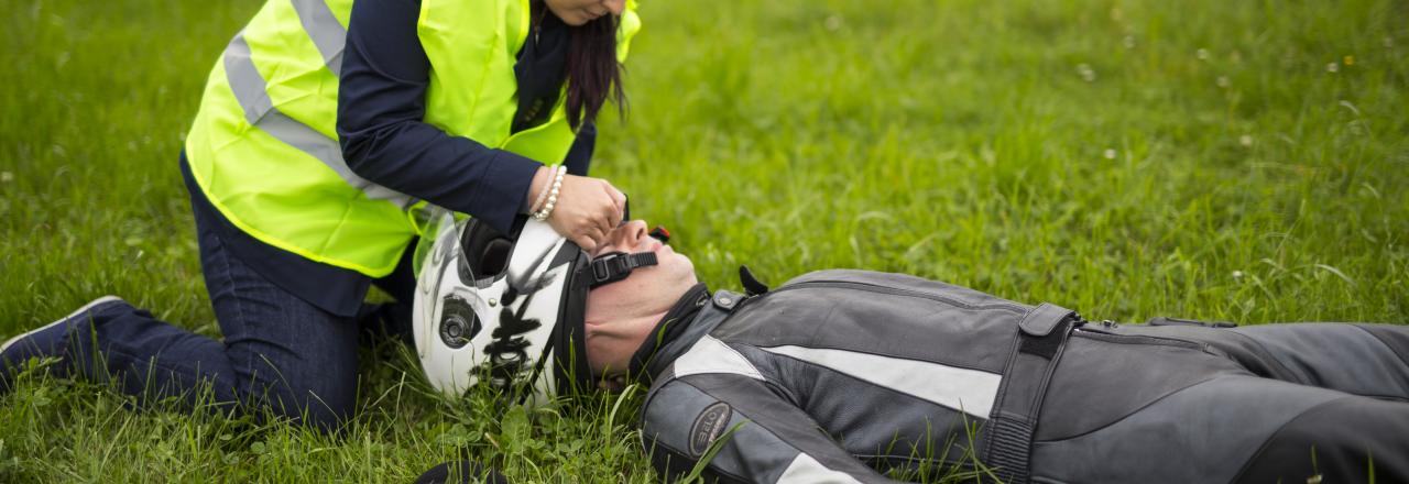 Helmabnahme nach Motorrad-Unfällen kann Leben retten