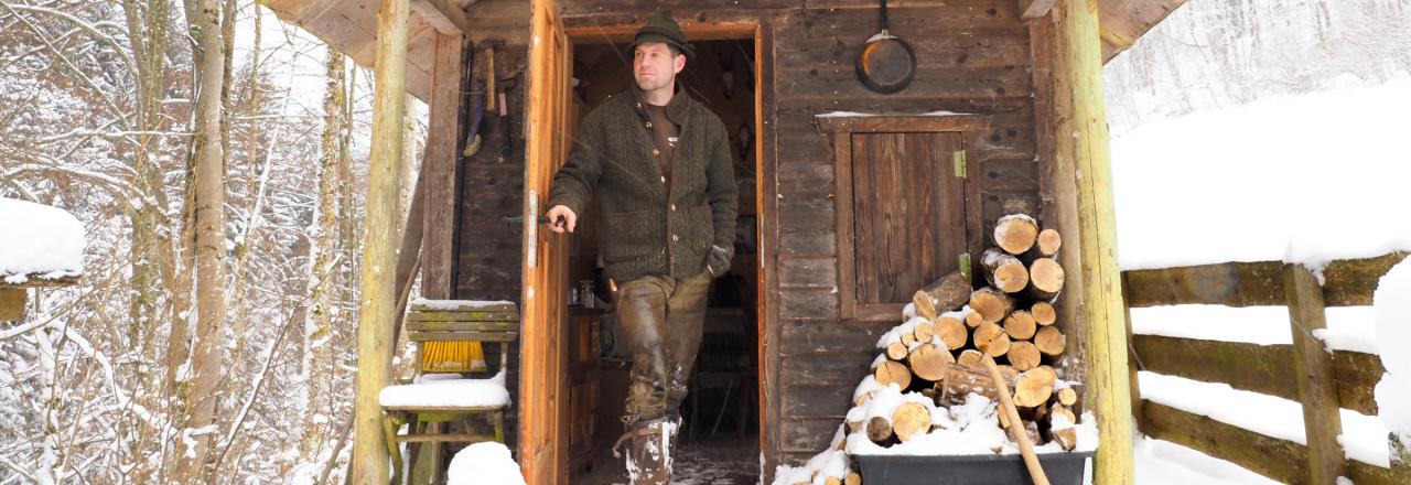 Die Waldböden versinken tief im Schnee, die Futterstellen müssen regelmäßig und gut befüllt werden.