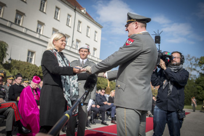 Verteidigungsministerin Tanner gratuliert den jungen Leutnanten