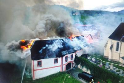 Ein spektakulärer Brand hielt heute früh 110 Einsatzkräfte der Feuerwehr auf Trab