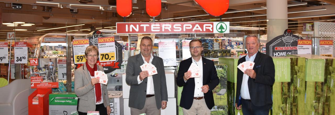 Interspar-Marktleiter überreichte 500 Euro Warengutscheine