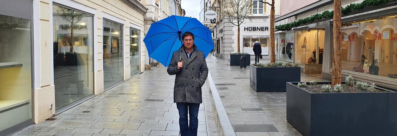 Handel sitzt im Trockenen - Kunden stehen im Regen