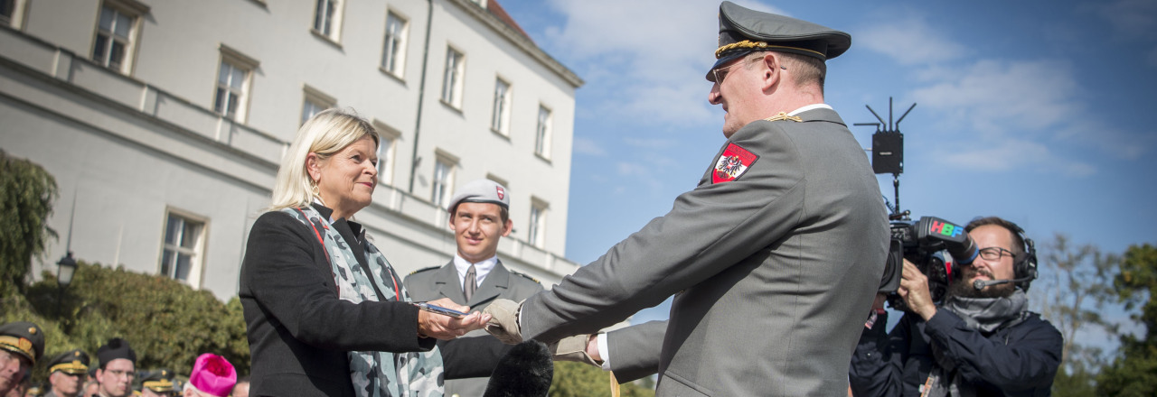 Verteidigungsministerin Tanner gratuliert den jungen Leutnanten