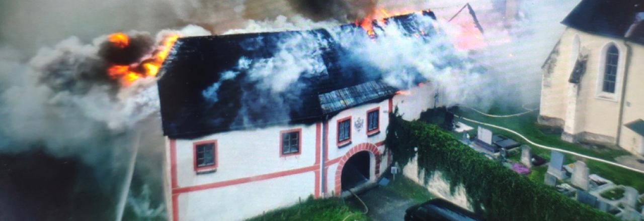 Ein spektakulärer Brand hielt heute früh 110 Einsatzkräfte der Feuerwehr auf Trab