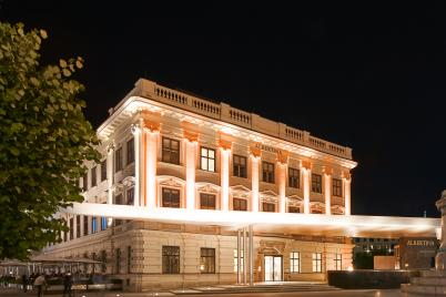 Die ALBERTINA erstrahlt in Orange