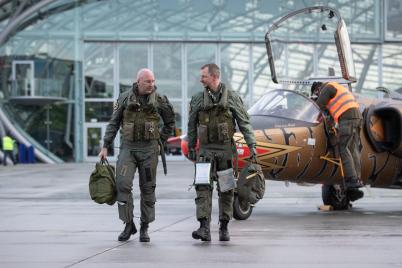 Saab 105 OE „Golden Tiger“ zu Gast im Hangar-7