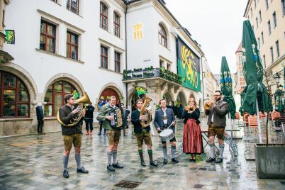 Der König aus Zamunda erwirbt fünf wertvolle europäische Wahrzeichen 