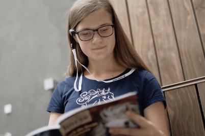 OrCam Sehhilfe ermöglicht Blinden und sehbeeinträchtigen Menschen analoges Lesen