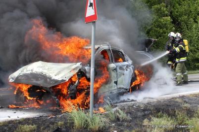 Fahrzeugbrand nach Frontalzusammenstoß
