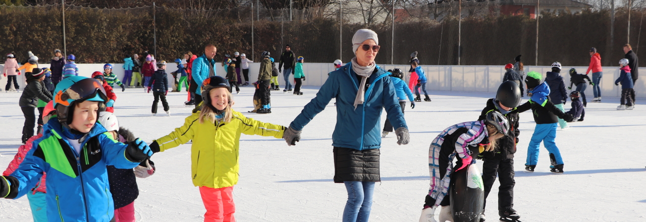 Bürgermeister Litzka und Emese Hunyady eröffnen die Eislauf-Saison 