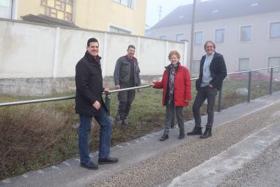 Formschön, solide, sicher und witterungsbeständig präsentiert sich der neue Handlauf im Durchgang des Hauses Hauptstraße 43. 