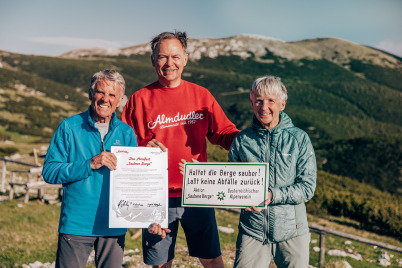 Almdudler & Alpenverein wandern für „Saubere Berge“