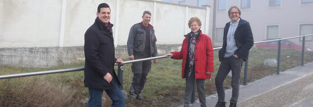 Formschön, solide, sicher und witterungsbeständig präsentiert sich der neue Handlauf im Durchgang des Hauses Hauptstraße 43. 