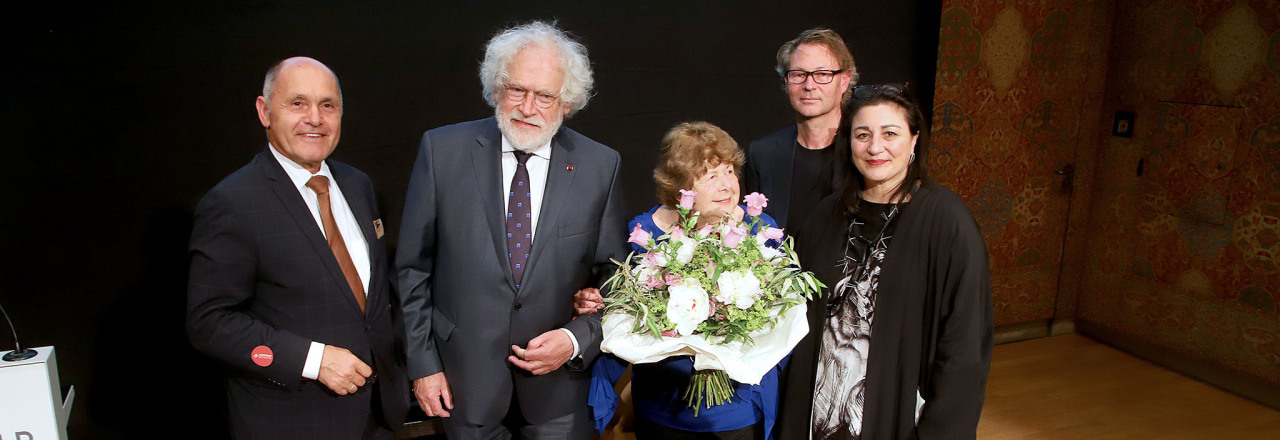 Marjorie Perloff erhält Österreichisches Ehrenkreuz für Wissenschaft und Kunst 1. Klasse und Staatsbürgerschaft