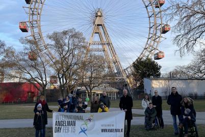 Wiener Riesenrad erstrahlt im blauen Lichtermeer