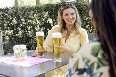 Frauen sind beim Biertrinken umwelt- und preisbewusst
