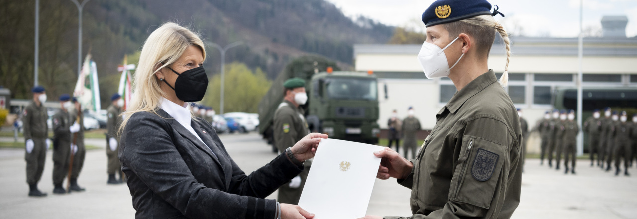 Erste Frau wird Regimentskommandantin