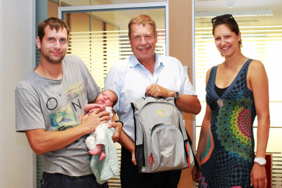 Ein Rucksack voll mit Babysachen von der Gemeinde