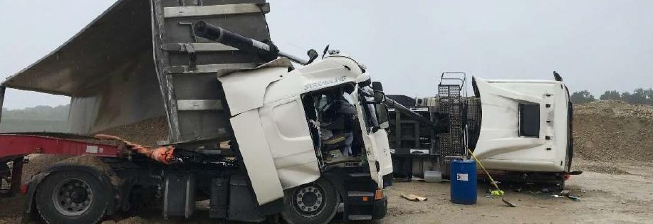 Lkw-Sturz bei Arbeitsunfall - Bezirk Bruck an der Leitha