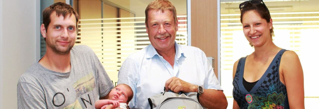 Ein Rucksack voll mit Babysachen von der Gemeinde