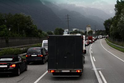 Stundenlange Wartezeiten durch strenge Kontrollen an den Grenzen