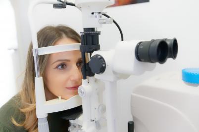 Der erste Patient von CorNeat Vision erhält nach der Implantation einer künstlichen Hornhaut