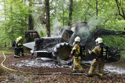 Harvester stand in Vollbrand als Einsatzkräfte ankamen