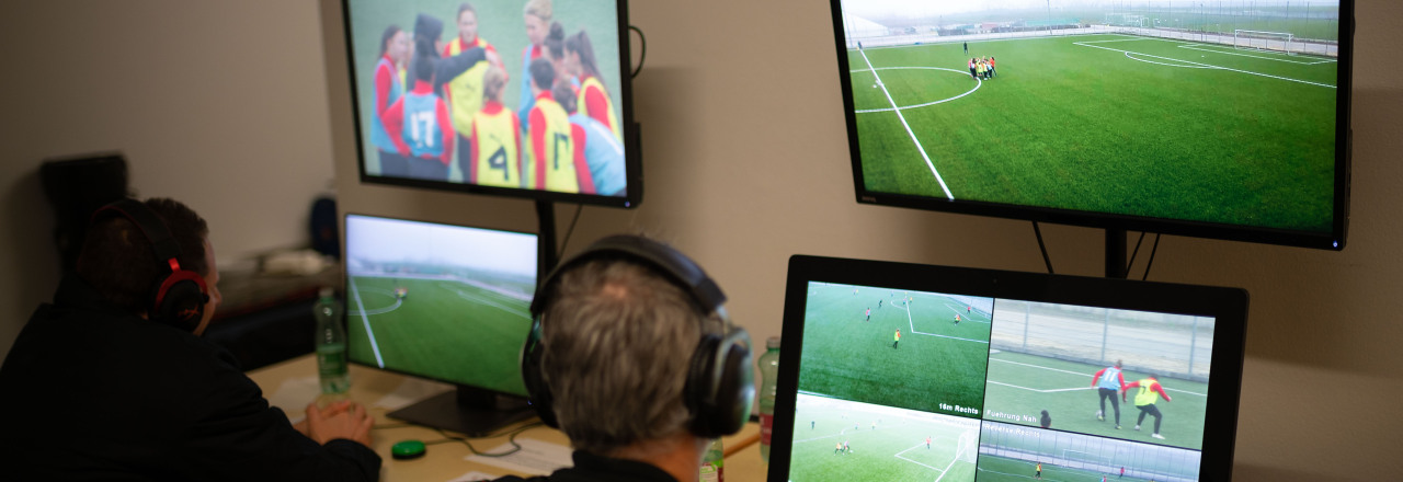 durchblicker ist offizieller Sponsor des ÖFB-Video Assistant Referee