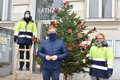 Hauptplatz erhielt weihnachtlichen Schmuck