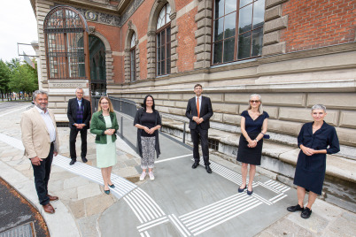 Staatssekretärin Andrea Mayer und Bundesministerin Margarete Schramböck besichtigen neuen barrierefreien Zugang am MAK Stubenring