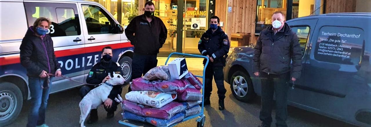 Tierliebende Polizisten unterstützen den Dechanthof